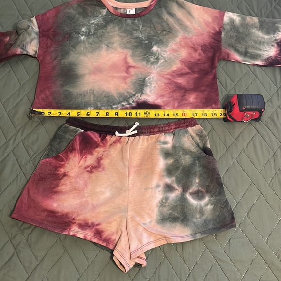 Dippin’ Daisy’s Tie dye set ( long sleeve crop top and shorts ) - Picture 2 of 8